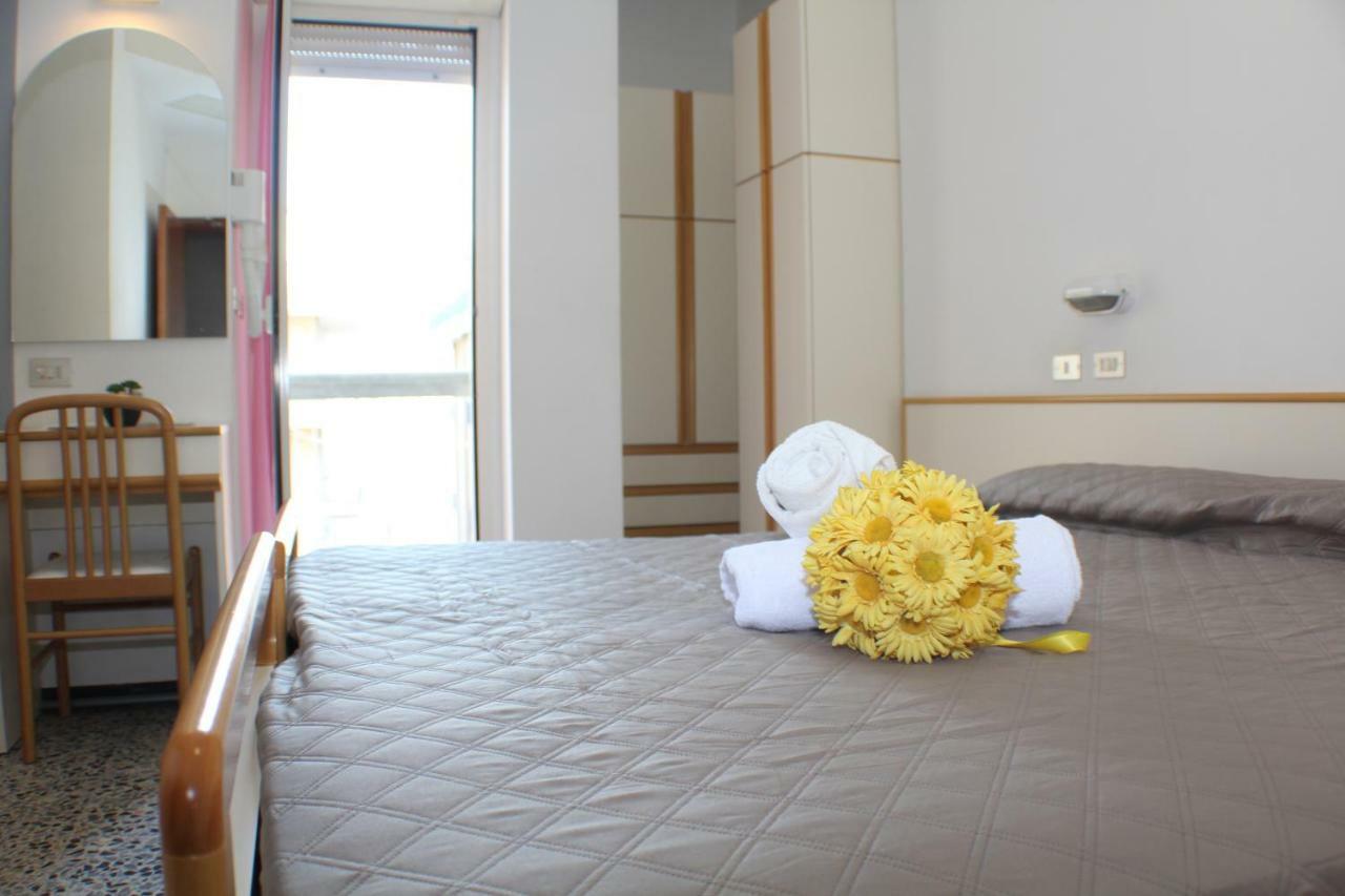 Hotel Caesar Мисано Адриатико Екстериор снимка
