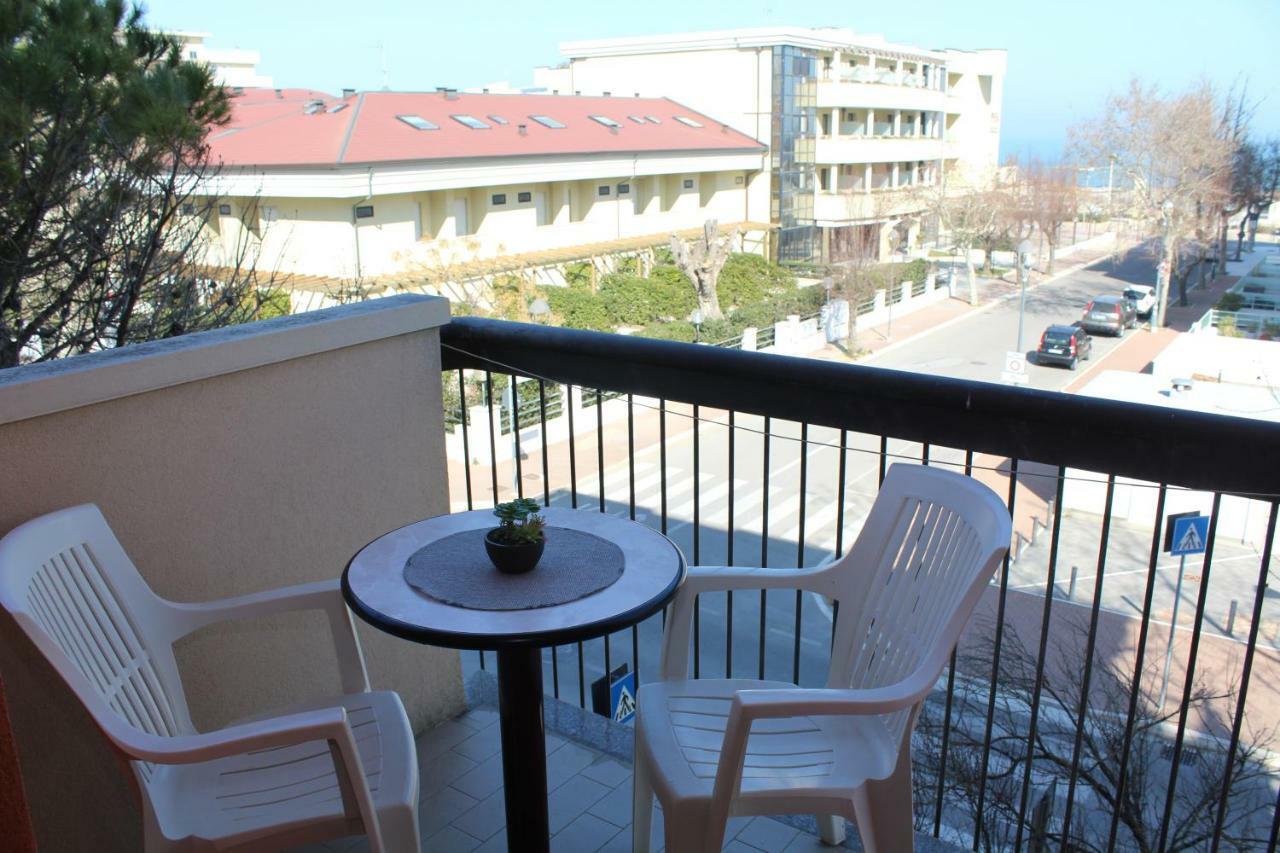 Hotel Caesar Мисано Адриатико Екстериор снимка