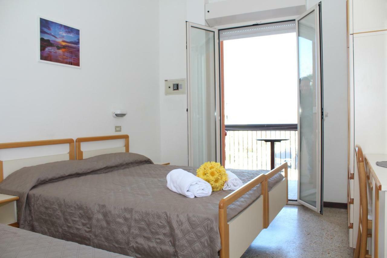 Hotel Caesar Мисано Адриатико Екстериор снимка
