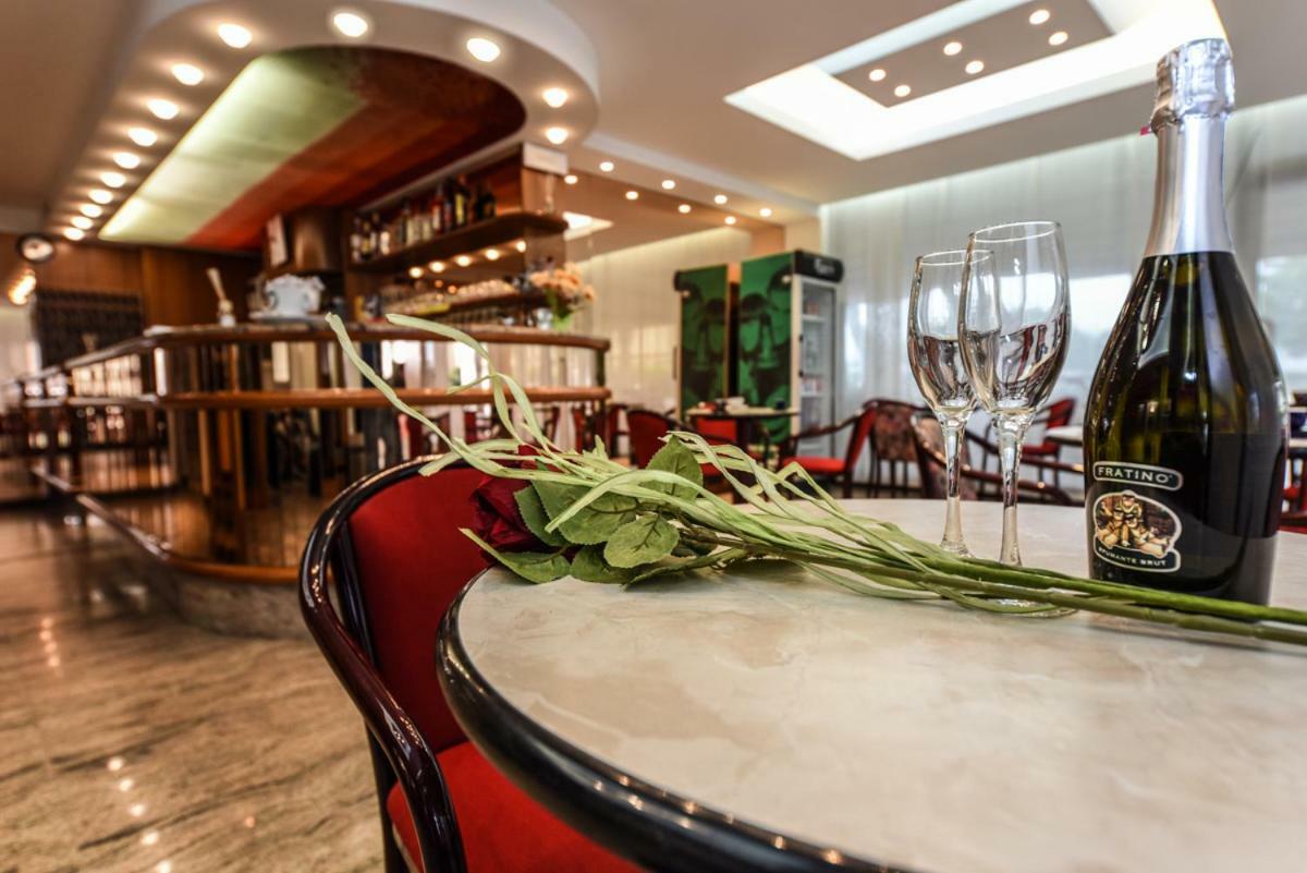 Hotel Caesar Мисано Адриатико Екстериор снимка