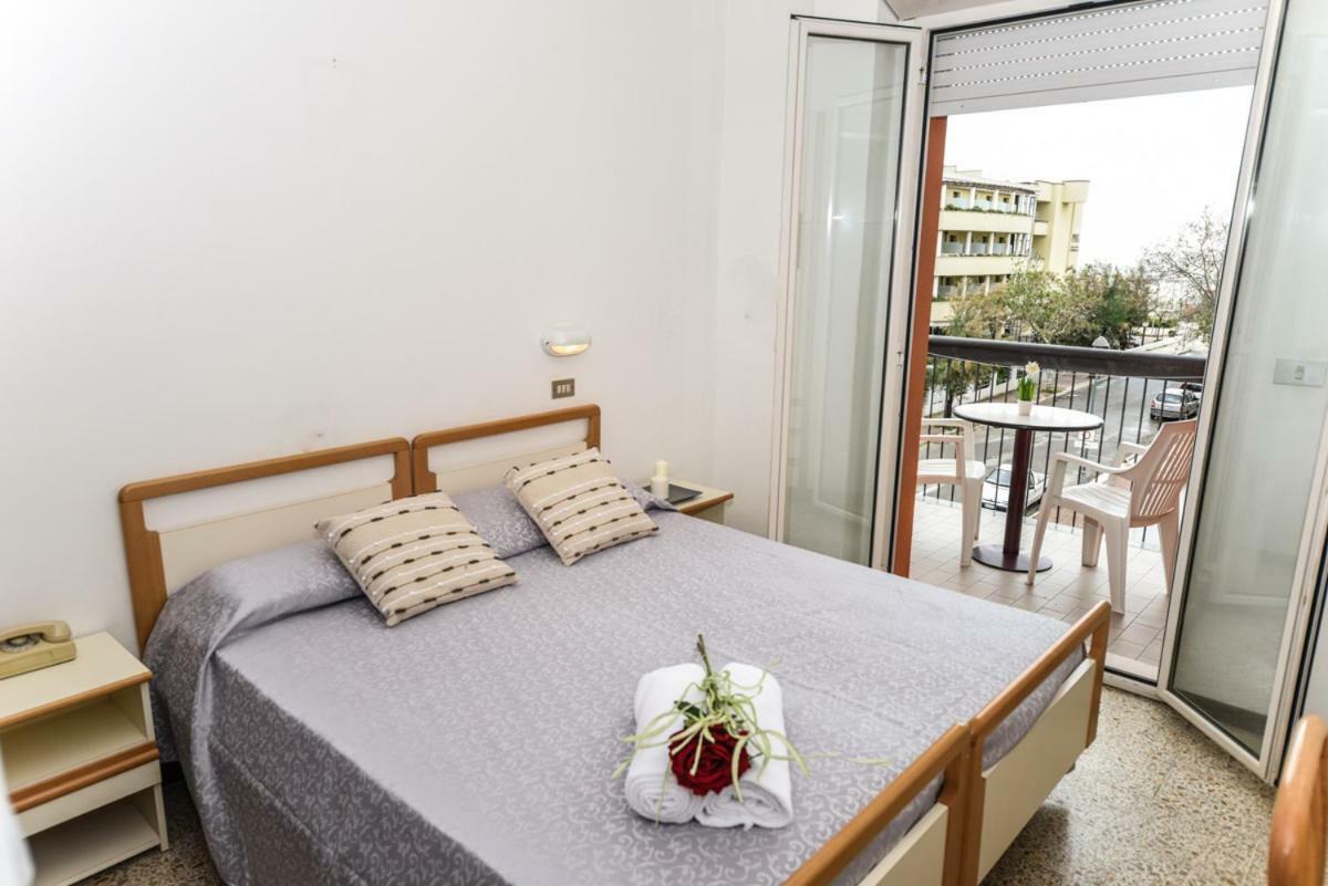Hotel Caesar Мисано Адриатико Екстериор снимка