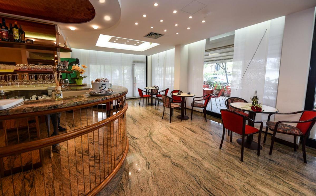 Hotel Caesar Мисано Адриатико Екстериор снимка