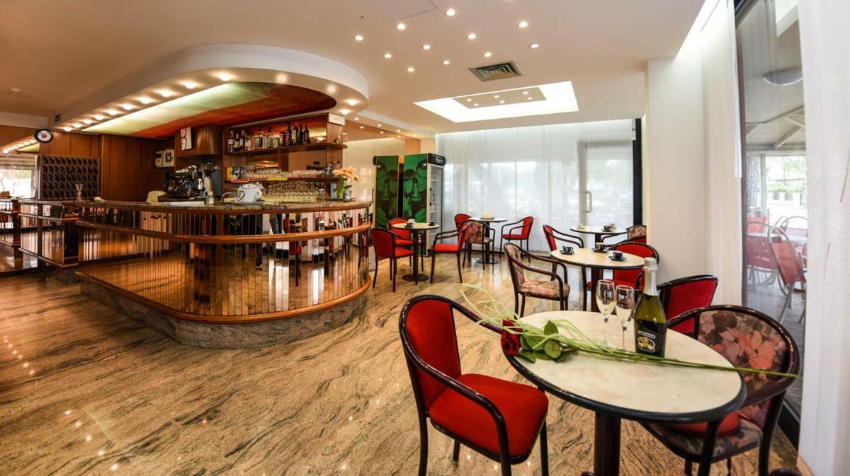 Hotel Caesar Мисано Адриатико Екстериор снимка